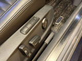 運転席側助手席側ともに電動パワーシート完備