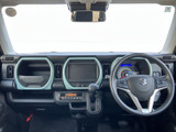 運転席まわりは前方の視界が広く、メーターや中央の画面も見渡しやすい配置です。明るい差し色をあしらったパネルが目を引き、すっきりとした空間で過ごせます。
