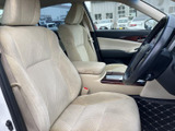 前席はゆとりを感じるシート形状で、運転席と助手席の間にはアームレストも備わります。明るい色調の室内は見通しがよく、乗り降りの際も開放的です。