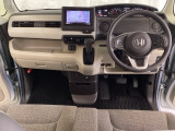 車内は光触媒抗菌消臭施工済です。インパネ周りはスタイリッシュなデザインで機能や装備も充実しています。グローブボックスやカップホルダーのほかにトレーなどたくさんの収納スペースが付いています。