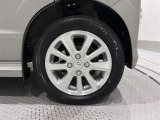 アルミホイールを装備、タイヤサイズは165/60R14です。