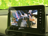 停車中にテレビ番組を視聴でき、休憩時間の過ごし方が広がります。画面上で番組内容を確認しやすく、車内で落ち着いて楽しめる便利な装備です。