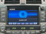 オーディオ画面にはAM・FM、CD/DVD、HDD、USB、AUX、TVの選択肢が表示され、聴きたい音源を選びやすい構成です。日々の移動時間に合わせて活用いただけます。