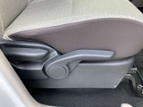 運転席シートは高さも調整出来、体型に関係なく運転し易いポジションに出来ます。