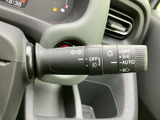 レバーには各種表示が記され、必要な操作を確認しやすい配置です。運転席から手元で扱えるため、日常の運転時にも使いやすく、表示を見ながら操作できる実用的な装備となっています。