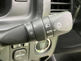 レバーには操作内容を示すマークが記され、運転席から目に入りやすい位置に配置されています。走行中にも確認しやすく、日々の運転を支える装備です。