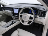 インストルメントパネルは僅かに運転席側へと傾けられているほか、余計なスイッチ類を可能な限り排し、運転に集中しやすい環境を造り出しています。