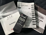メンテナンスノート、取扱説明書です。 その車の整備記録が事細やかに記録されています。 車が生まれてから今までどのような道を歩んできたのか判るとても重要な物ですよ。