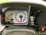 速度やエンジン回転数などの情報が運転席前にまとまり、走行中も確認しやすいレイアウトです。表示が複数のエリアに分かれており、日々の運転に必要な情報を把握しやすくなっています。