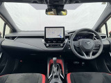 赤&times;黒を基調としたスポーティな内装となっております!