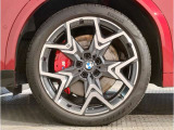 【BMWアロイホイル】軽量かつ強度に拘ったアロイホイル。走行性能ポテンシャルを引き出す設計。車の足元を引き締めてくれる大きなポイントはアロイホイルです。