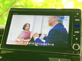 画面にテレビ番組が表示され、停車中の休憩時間に映像を視聴できます。画面の表示内容が確認しやすく、移動の合間の待ち時間を過ごす際にも活用いただける装備です。