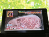 停車中にはテレビ番組などの映像を楽しめる画面を備え、休憩時間の過ごし方にも幅が広がります。画面表示が見やすく、車内での待ち時間にも活用しやすい装備です。
