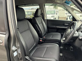 前席は左右にゆとりを感じる配置で、運転席からの視界も広がります。シートの形状やヘッドレストが身体を支え、黒を基調とした室内で落ち着いて過ごせます。