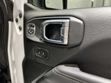 カーライフをサポートする為にも、全セールススタッフが保険の有資格者でございます。お客さまのニーズにあったプランをご提案させていただきます。Jeepオーナー様専用の自動車保険があるのをご存じですか?