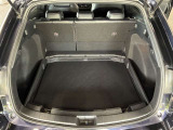 トランク収納スペースをご確認ください。荷物の積み下ろしがしやすい広さを確保しており、日常使いからレジャーまで幅広く活用できます。