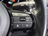 ◆アダプティブクルーズコントロール◆予め設定した車速内でクルマが自動的に加減速。前走車との適切な車間距離を維持しながら追従走行します。【LKAS】車線維持支援システムでステアリング操作を支援。