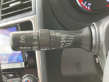 レバー上にワイパー関連の表示がまとまり、設定位置を確認しやすい仕様です。運転席から手の届く場所に配置されており、天候の変化に合わせて必要な操作を行う際にも便利です。