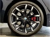 【BMWアロイホイル】軽量かつ強度に拘ったアロイホイル。走行性能ポテンシャルを引き出す設計。車の足元を引き締めてくれる大きなポイントはアロイホイルです。