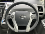 手元にオーディオ関連のスイッチが備わり、運転姿勢を保ちながら機能を扱いやすい構成です。握りやすい形状で、毎日の運転時に必要な操作へ自然に手が届きます。