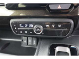 オートエアコン付車です。自動で温度と風量を設定する優れものです。