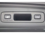 荷物を置いてクルマから離れると自動で閉扉する「予約クローズ機能」が付いたパワーテールゲートです。