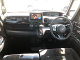 【インパネ全体】手が届きやすく、どなたでも運転しやすいです。シンプルで使いやすい設計になっています!