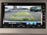 画面で確認できるガイド付きバックカメラです。商業施設や立体駐車場、夜間の後方確認に役立ちます。