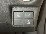 Hondaセンシング用の、VSA(ABS+TCS+横滑り抑制)解除と路外逸脱抑制機能のオンオフスイッチなどはハンドルの右側に装備しています。