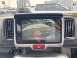 【バックカメラ】後退時に車両後方の映像をモニターに映す機能。目視できない死角を確認でき、衝突事故を防ぎます。駐車が苦手な方だけでなく全てのドライバーに必須の安全装備です。
