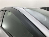 ドアバイザーも付いています。雨の日に少し窓を開けても、雨水が入りにくく、喫煙する方などにも強い味方です。