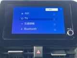 AMやテレビ、交通情報、Bluetoothなどのメニューが並び、用途に応じて選びやすい構成です。表示が見やすく、日常の移動中に使いたい機能へアクセスしやすい点も魅力です。