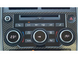 【デュアルゾーンクライメートコントロール 】エアコンはデュアルオートを採用、フロントシートのシートヒーターもこちらのダイヤルより操作いただけるようになっています。