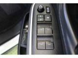 全ての窓が運転席から操作できます。今やほぼ当たり前ですが、無いと不便なアイテムですよね。ドアの施錠・解錠と連動してドアミラーが格納・復帰するオート電動格納機能も装備しています。