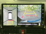 後方の映像に加え、車両周辺を上から見た表示も確認できます。ガイド線を目安にしながら、駐車時の後方や周囲の状況を把握しやすく、切り返しの際にも役立つ装備です。