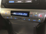 【左右独立温度コントロールフルオートエアコン】運転席・助手席それぞれで温度調整が可能です。設定した温度に自動的に保ってくれる制御が付いているので、いつでも快適に過ごせます。