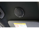 アルパイン製ルーフスピ-カ-を装備。天井に設置されたルーフスピーカーから降り注ぐサウンドで、全身が包まれます。