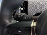 MINIの運転席操作部は、中央に構えるディスプレイが最大の特徴です。航空機を思わせるトグルスイッチなど、直感的で遊び心のあるメカニカルな操作感が、ゴーカートのような走りの高揚感を高めます。