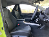 運転席と助手席には、身体を支える形状のシートを採用。前方や左右の窓から外を見渡せ、中央のアームレストも備わります。落ち着いた色調で、ゆったりと乗車いただける室内です。