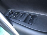 電動格納式ドアミラー付き。 狭い駐車場へ停めた時に、ボタン1つで左右のミラーをたたむ事ができます。
