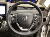 ハンドルにHondaセンシング系のクルーズコントロールやレーンキープアシストなどのスイッチと、オーディオの操作スイッチが装備されています。ハンドルから手を離さず安全に操作できます。