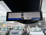 スマートルームミラー付きです☆後方カメラの映像がルームミラーに映るので、たくさんの人や荷物をのせていても邪魔せず見られるのです♪