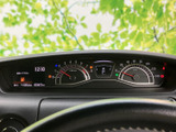 速度やエンジン回転数などの表示がまとまり、運転席から必要な情報を確認しやすいレイアウトです。画面には時刻や走行距離も表示され、日々の運転に便利です。