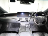 上質で落ち着いた印象のインパネ。視界も広々で運転しやすいです。