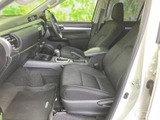 前席は座面と背もたれがゆったりとした印象で、落ち着いた色合いが車内に馴染みます。視界を遮りにくい前方の空間で、乗り込んだ際も開放感があります。
