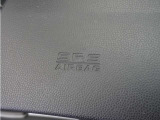 ◆助手席エアバッグ◆SRSエアバッグは、シートベルトだけでは防ぎきれない衝突時の衝撃から乗員を守るための安全装置。衝突時に瞬時に膨らみ、頭部や胸部がダッシュボードに直接衝突するのを防ぎます。