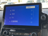 FM・AMやテレビ、交通情報などの項目が画面にまとまり、選びたいメニューを確認しやすい表示です。普段よく使う音声メニューを、画面から手軽に選択できます。
