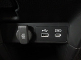 USBジャック、12V電源ソケットを設置しております。周辺機器の充電にご利用頂けます。