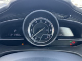 速度やエンジン回転数などの表示が中央にまとまり、運転中に必要な情報を視線の移動を抑えて確認しやすい配置です。左右の表示部も備わり、走行に関する情報をひと目で把握しやすくなっています。