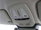 ルーフにあるボタンは、車両が始動しない場合、パンクした場合、または事故に遭った場合などの緊急時に支援の要請に使用できるため、安心感を高めることができます。